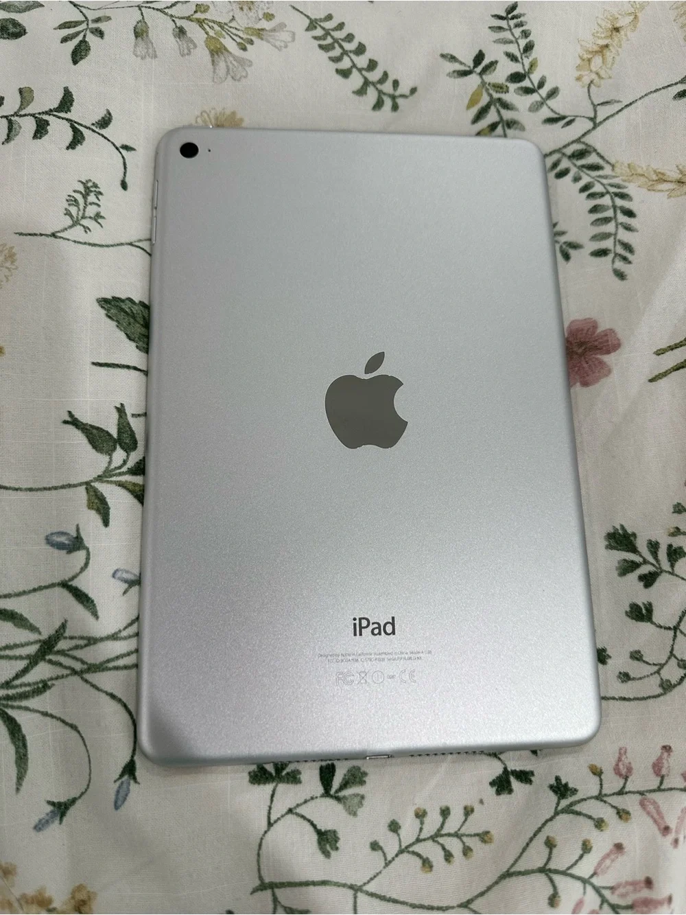 Apple iPad Mini 4 128gb WiFi enabled only (Silver) Charger not included